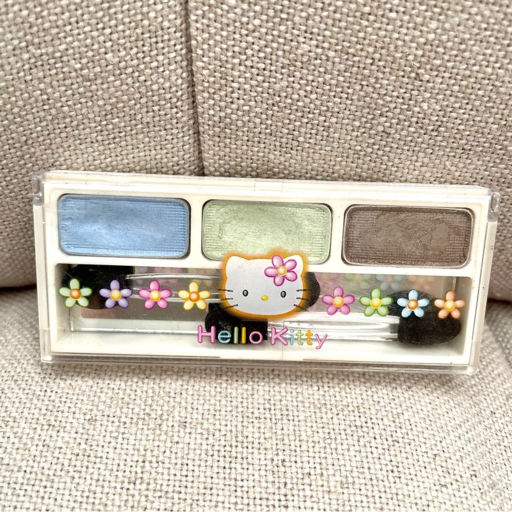 🩵 Hello kitty Sanrio eyeshadow palette with mirror